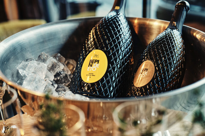 Fľaše prosecca v chladiacej nádobe s ľadom
