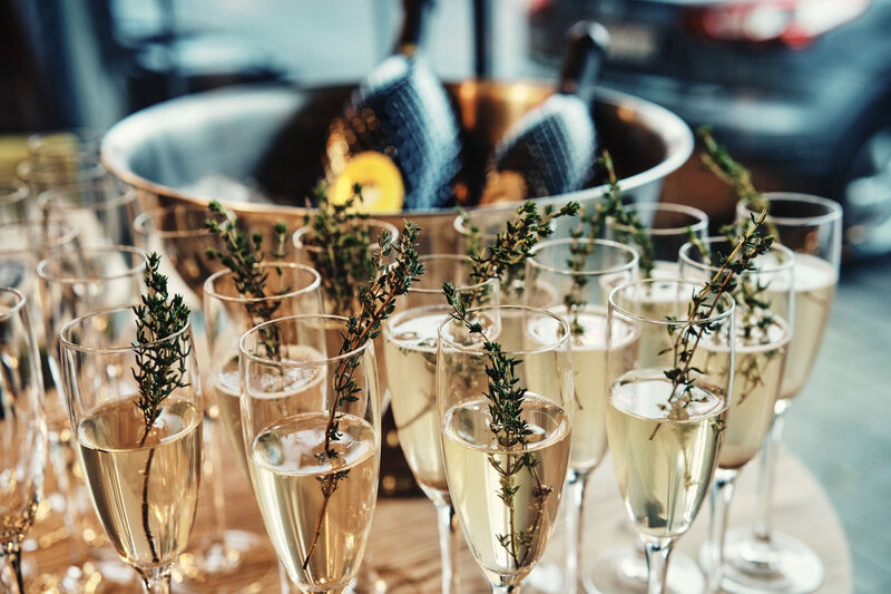 Poháre prosecca s vetvičkami tymianu pripravené na prípitok