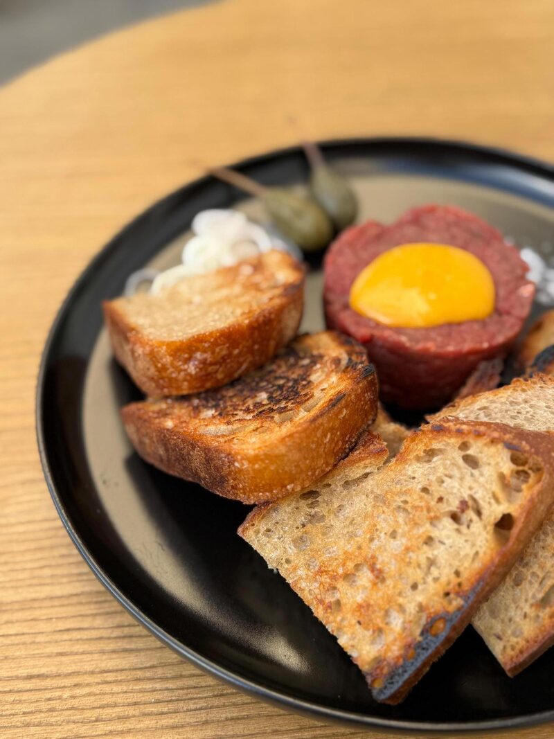 Tatarák zo sviečkovice s opečenými toastami
